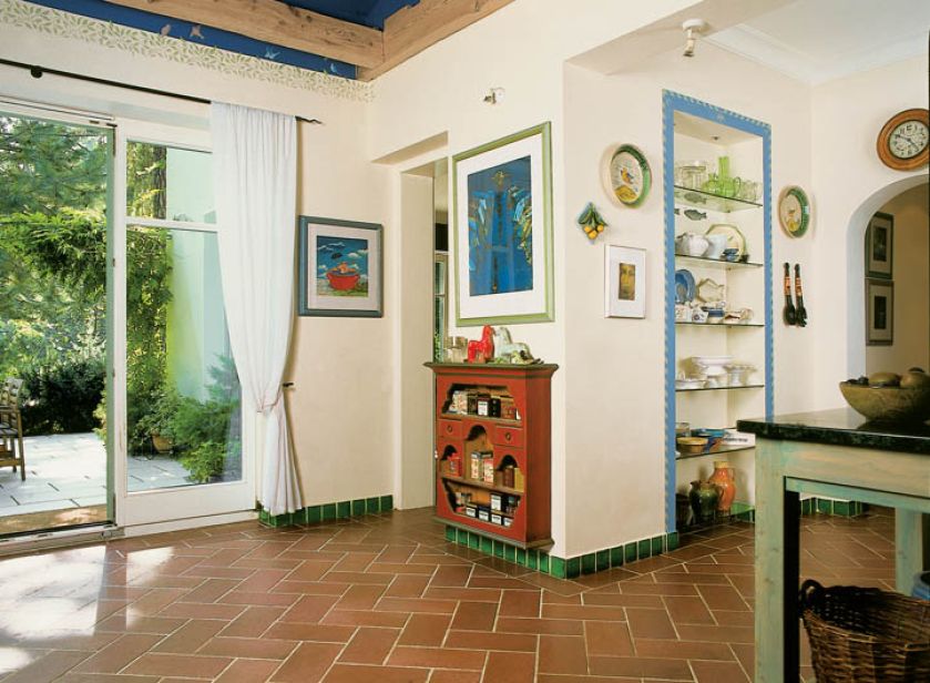 Rzucik i ptaszki fruwające po niebieskim suficie w kuchni to dzieło właścicielki willi.