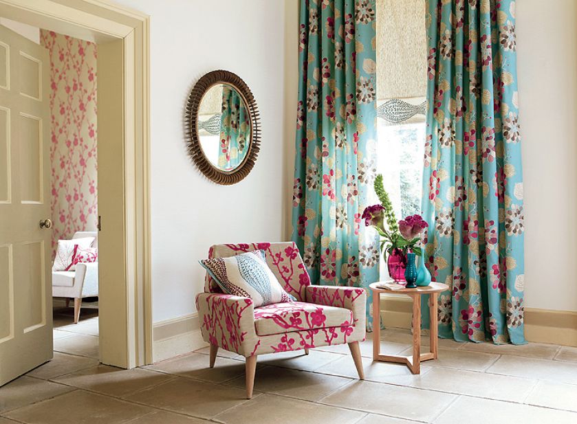 Fotel we flokowanej tkaninie Blossom (280 zł/m) marki Harlequin. IMPRESJE HOME COLLECTION