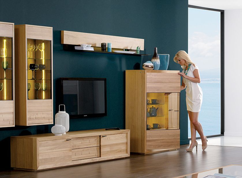 Ma fronty z litego dębu, regał wiszący kosztuje 1690 zł, półka z giętego szkła w cenie 1890 zł. MEBLE MATKOWSKI