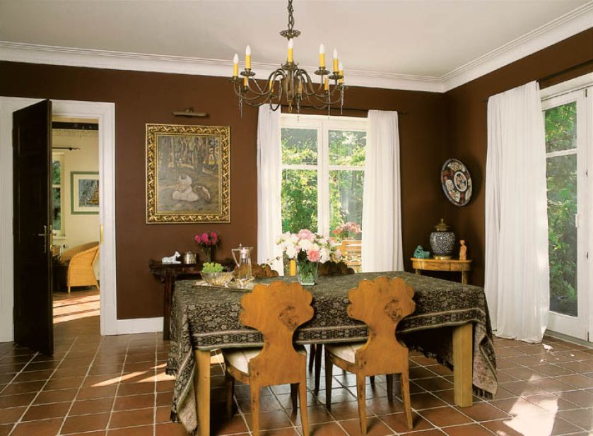 Nad stołem w jadalni wisi efektowny żyrandol.