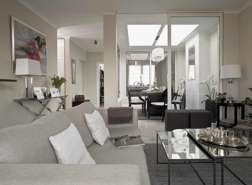 W aranżacjach w stylu glamour szary dobrze połączy się ze srebrem, złotem i czernią.