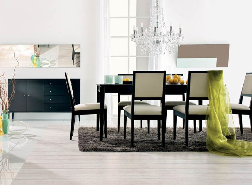 W komplecie - komoda, stół i sześć krzeseł. ADB