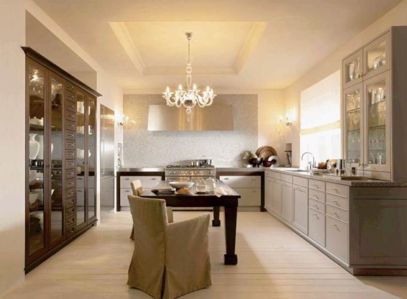 W nowoczesnej, prostej kuchni Beaux Arts firmy SieMatic jest miejsce i na drewniany stół, i klasyczny kredens. STUDIO FORMA