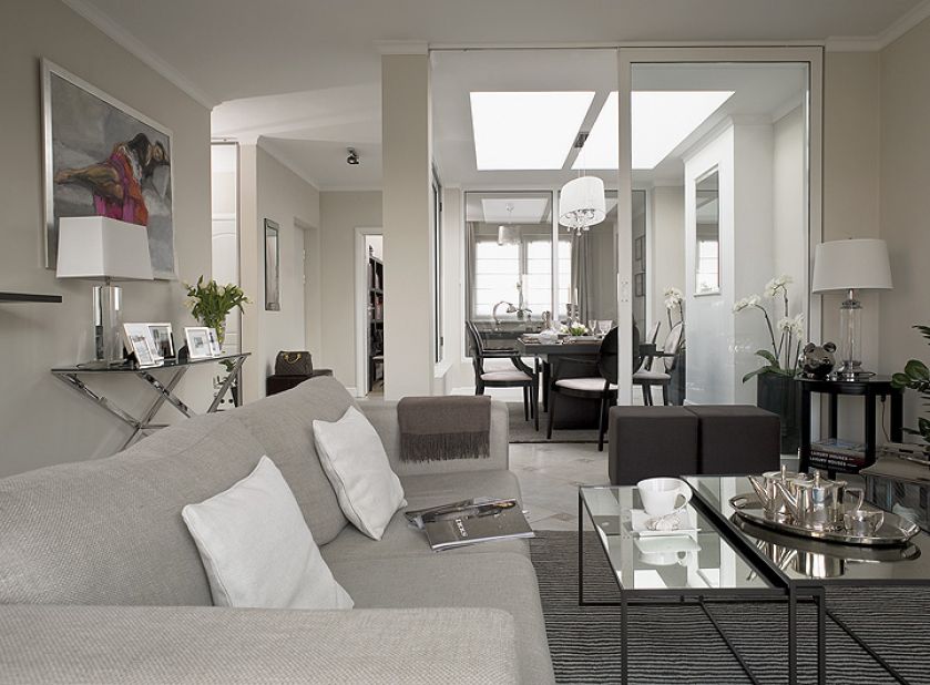 Delikatne beże i szarości, a do tego czerń i biel - to kolory, które dominują w apartamencie.