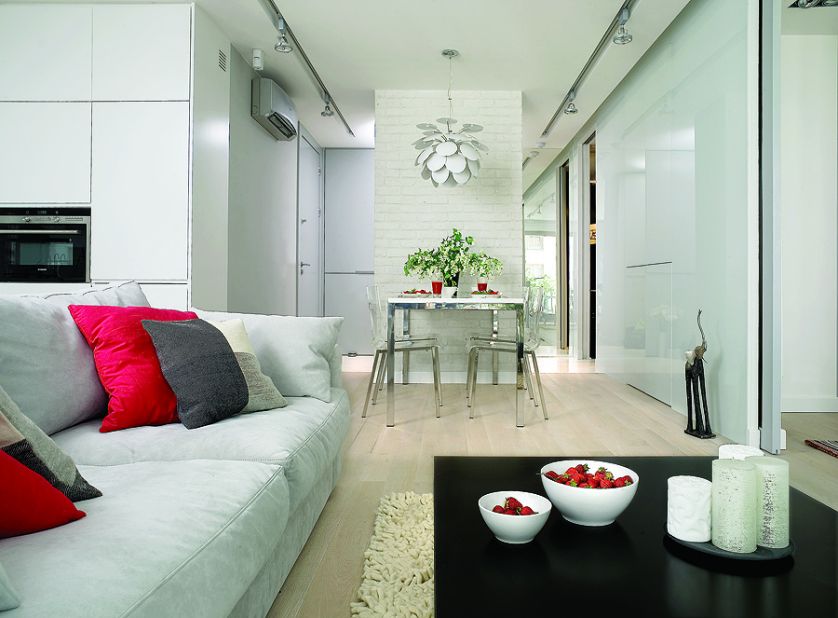 Prosty stół został zrobiony na zamówienie według projektu Hola Design. Krzesła Kuadra są ze sklepu Cube, lampa Doscoco -