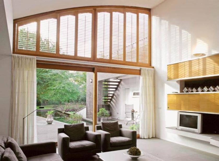 Tam, gdzie trudno dostać się do okna, pomogą shuttersy zdalnie sterowane. Cena - 25 000 zł. JASNO SHUTTERS