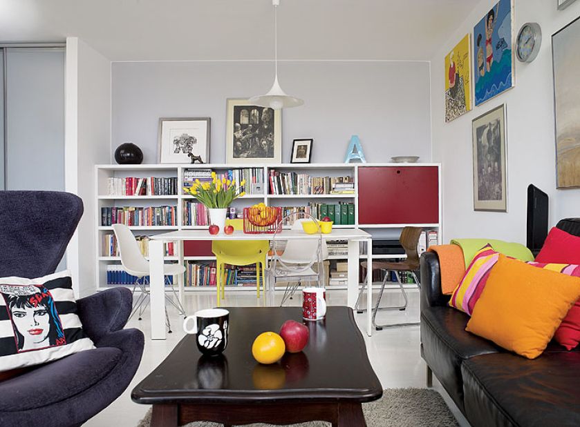 Kolor na tle białych ścian. Kolorowe mieszkanie