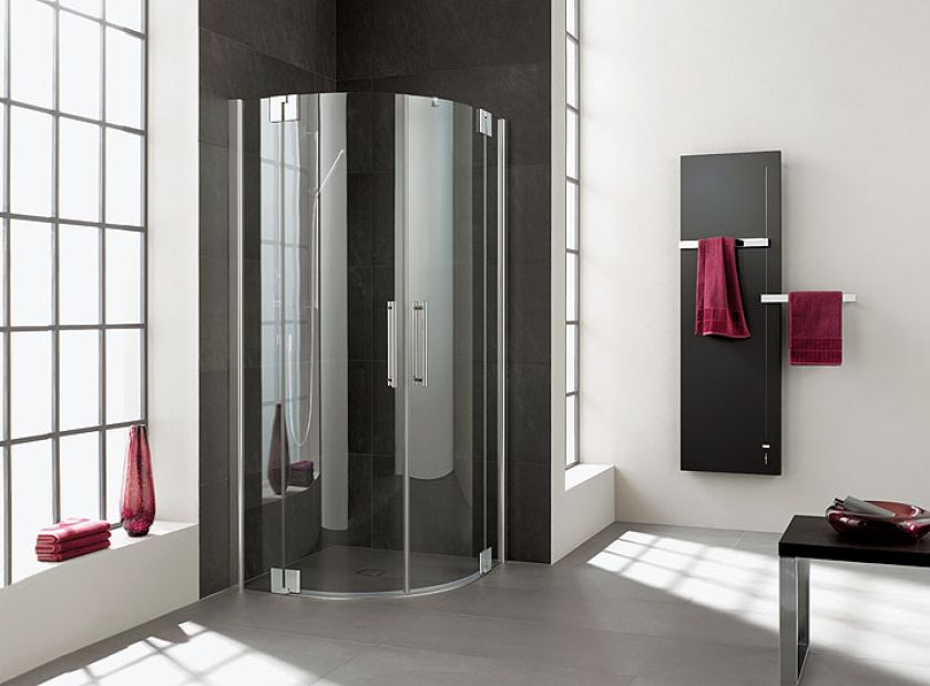 Pasa/Pasa XP – kabina z drzwiami wahadłowymi, od 8118 zł. Fedon – grzejnik dekoracyjny, ok. 2705 zł. KERMI
