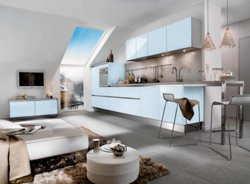 Szafka pod telewizorem pochodzi z tej samej kolekcji, co meble kuchenne. Dzięki temu nikt nie ma wątpliwości, że aneks