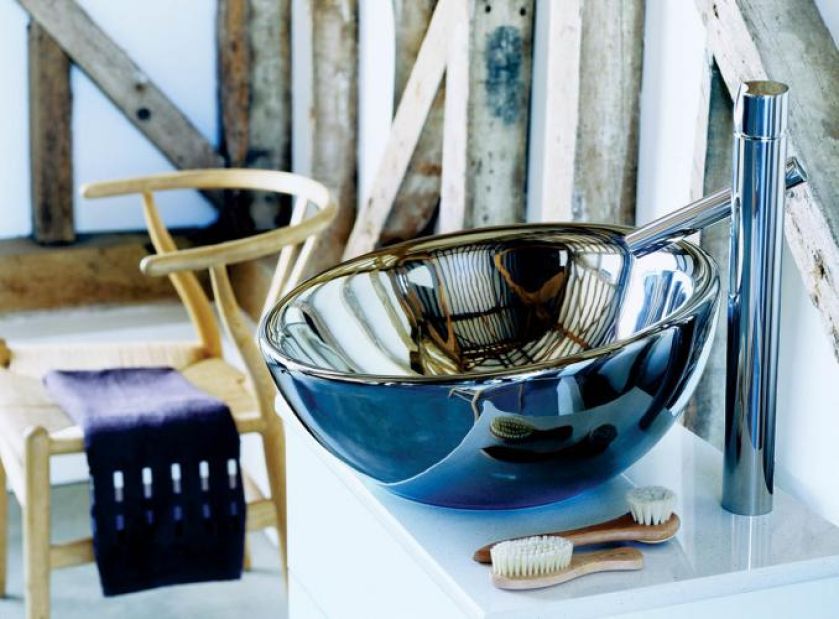 Wygląda jak stal - ceramiczna umywalka Argenta pokryta jest metaliczną powłoką. ROCA