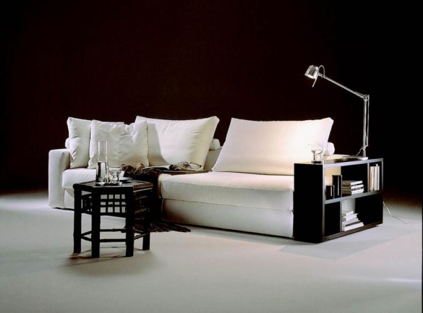 Harry z podłokietnikiem, który jest jedfnocześnie półką na książki. Pokrowce można zdjąć do prania. Cena- od 9970 do