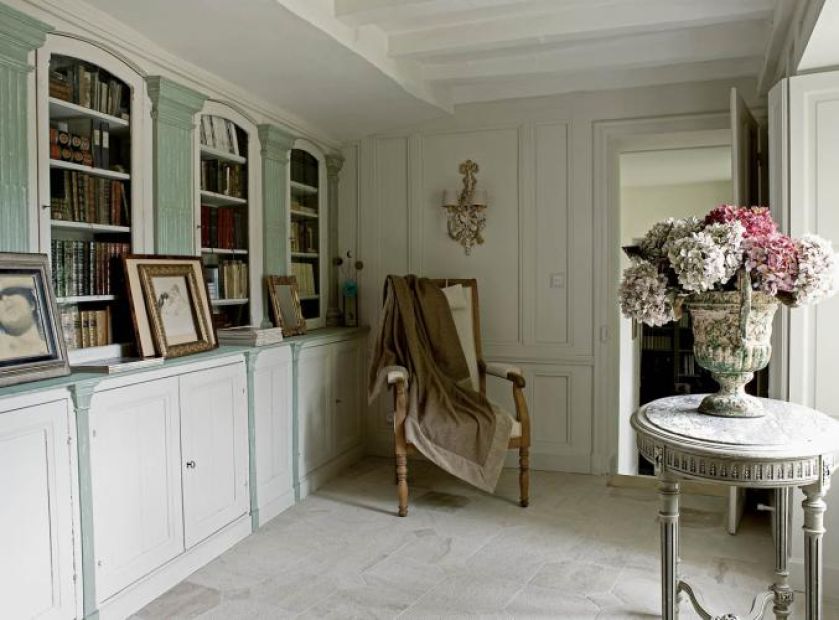 W przejściu do biblioteki ustawione są najcenniejsze dokumenty i książki dotyczące zamku, no i jeszcze te o Napoleonie.