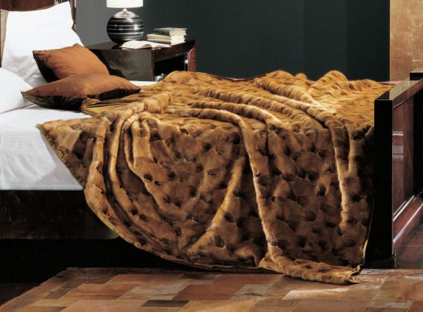 Wraca moda na puchowe piernaty, poduchy, pledy, kapy, falbany, koronki...