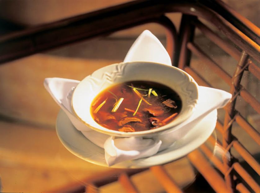 Bulion z suszonymi grzybami. Na wigilijnym stole