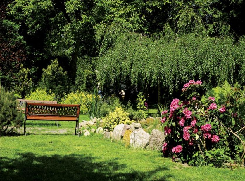 Przy alejce prowadzącej nad staw ustawiono na przeciw siebie dwie ławki - w ten sposób łatwiej rozmawiać.