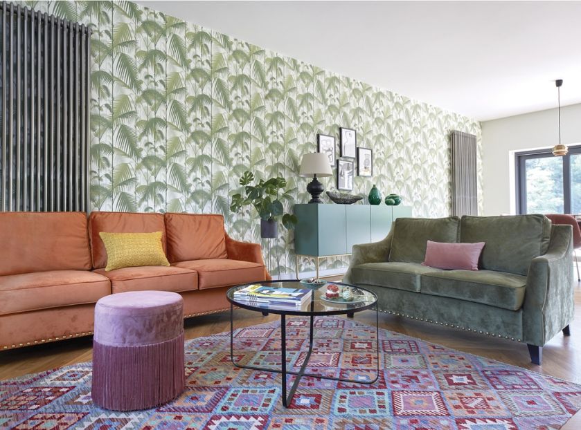 Wzorzysta tapeta z kolekcji Cole Son i miękko tapicerowane kanapy - projekty Magdy Zabierzowskiej -