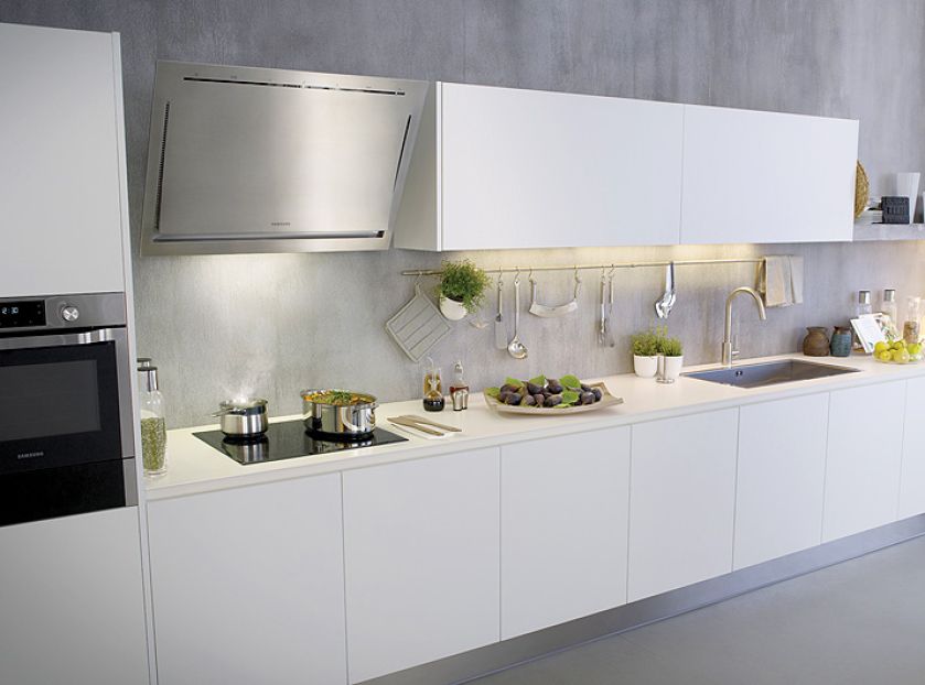 Nowczesny okap dobrze wygląda w kuchni urządzonej minimalistycznie.