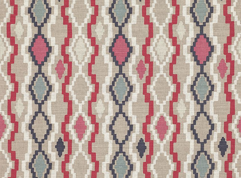 Modne tkaniny w oknach, na stole i kanapie