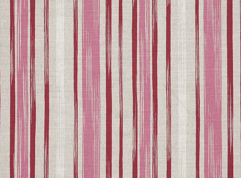 Modne tkaniny w oknach, na stole i kanapie