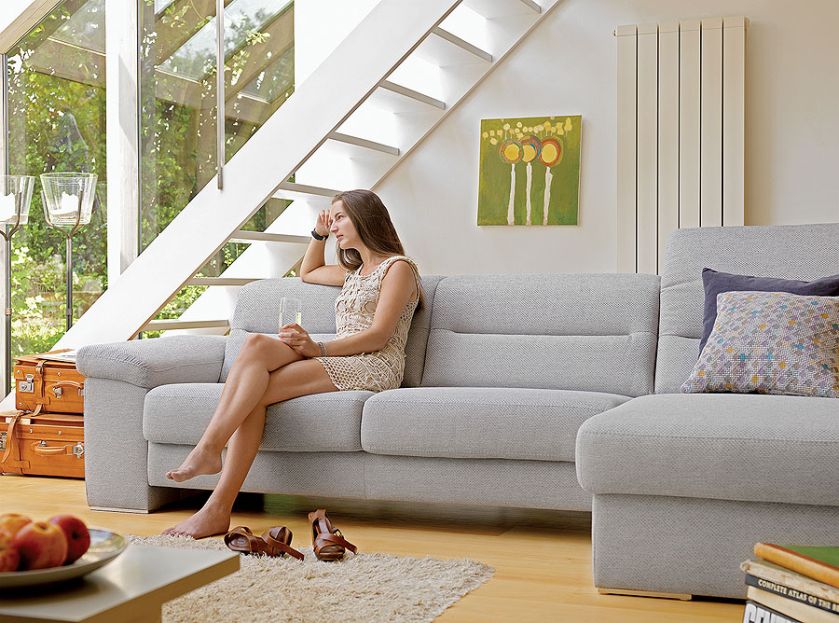 Jaką kanapę wybrać do salonu? Przede wszystkim wygodą i koniecznie we wzory i kolory zapożyczone z lasu, łąki, dżungli