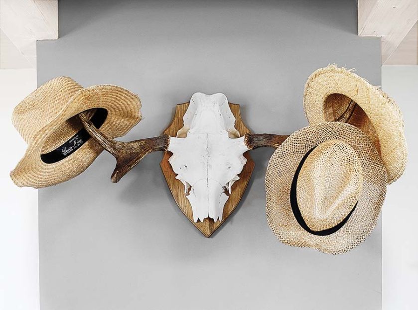 Kapelusze na porożach to jeden z nielicznych oryginalnych detali w domu.