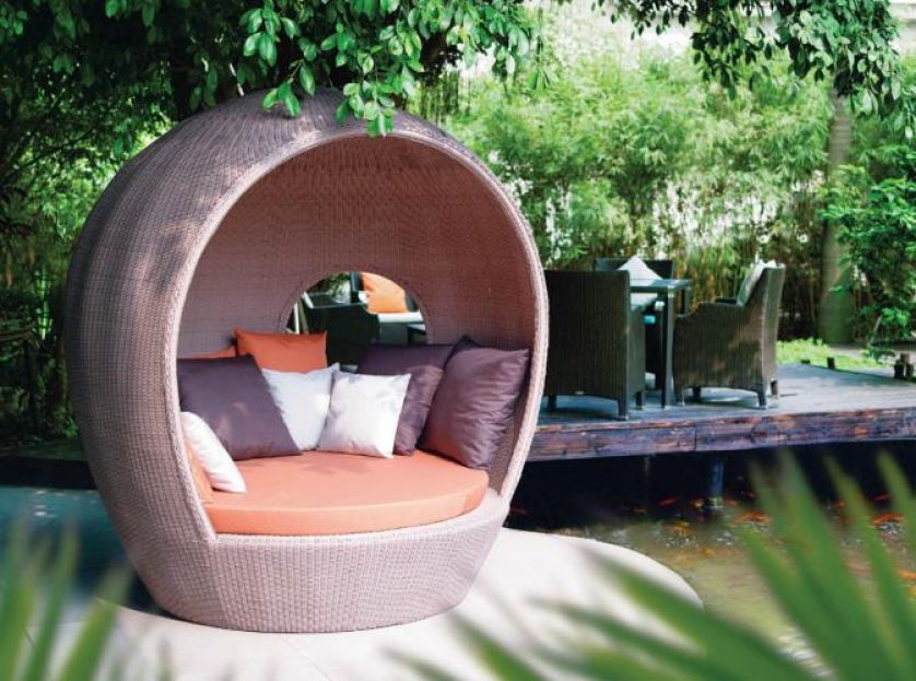 Plażowy kosz Egg, czyli jajko, z wygodnymi wodoodpornymi poduszkami. Cena - 6300 zł. MAX-FLIZ