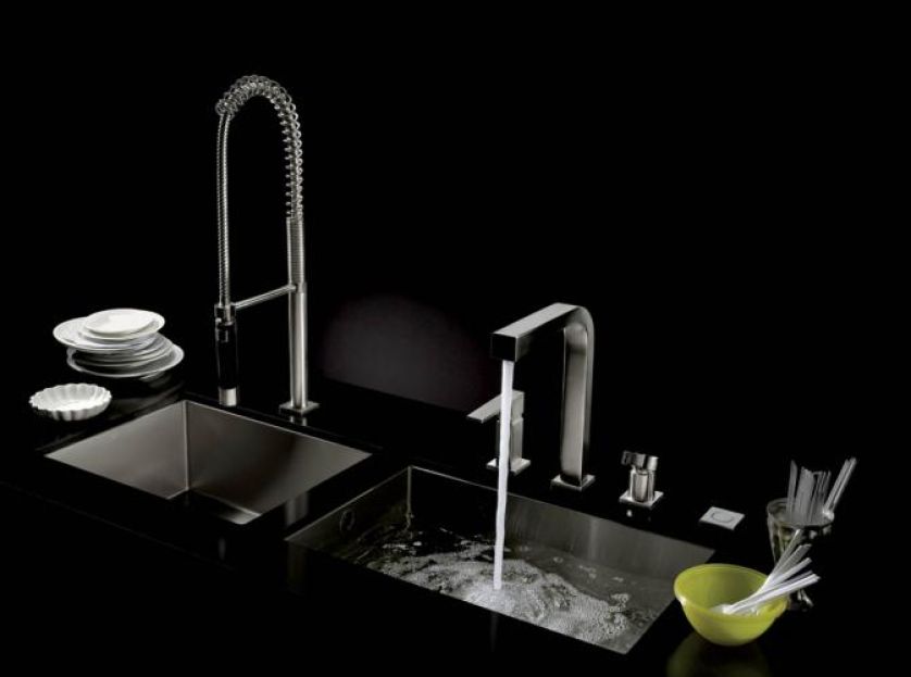 Zlewy Water Units ze stali szlachetnej są zrobione ręcznie (ok. 14 000 zł), bateria Clean Set 7 – ok. 16 000 zł. Dornbracht