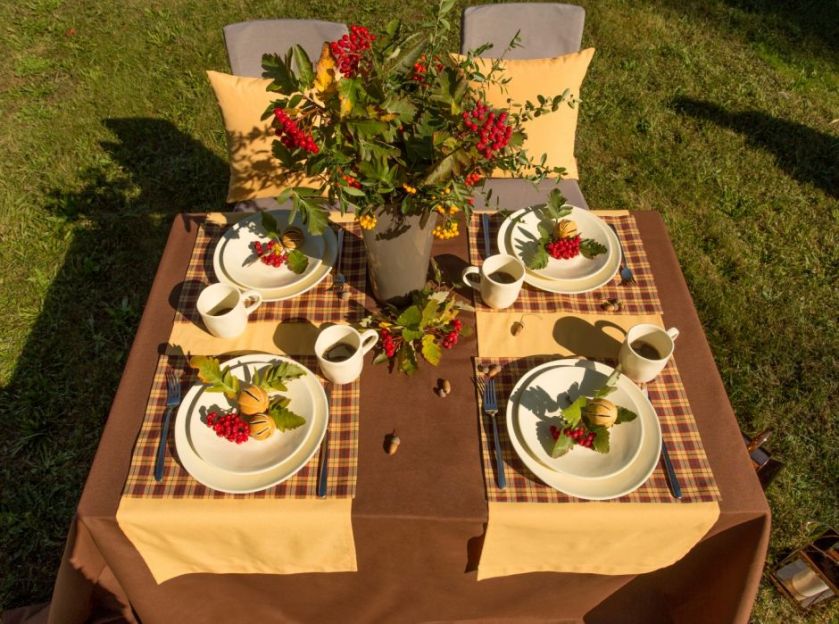 Brąz i odcienie żółtego to idealna para. Dekoria.