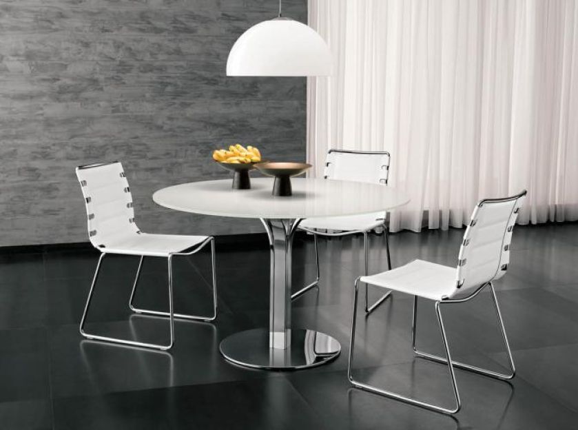 Jadalnia Effezeta: stół - 2450-5550 zł, krzesło - 875 zł. MAX-FLIZ