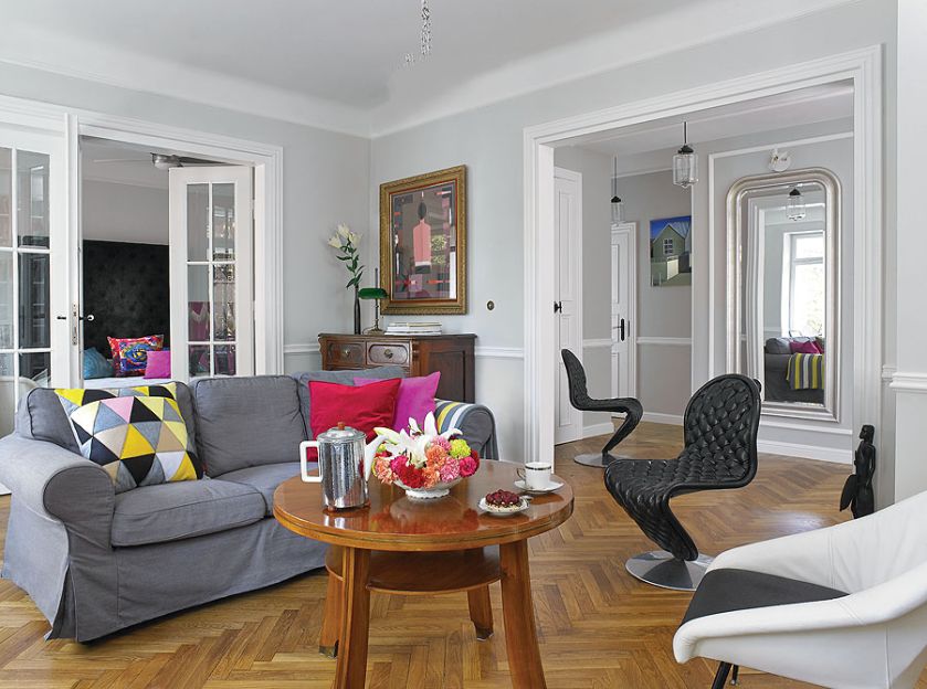 Na podłodze dębowa klepka. Styl, retro, dizajn: mieszkanie na Żoliborzu