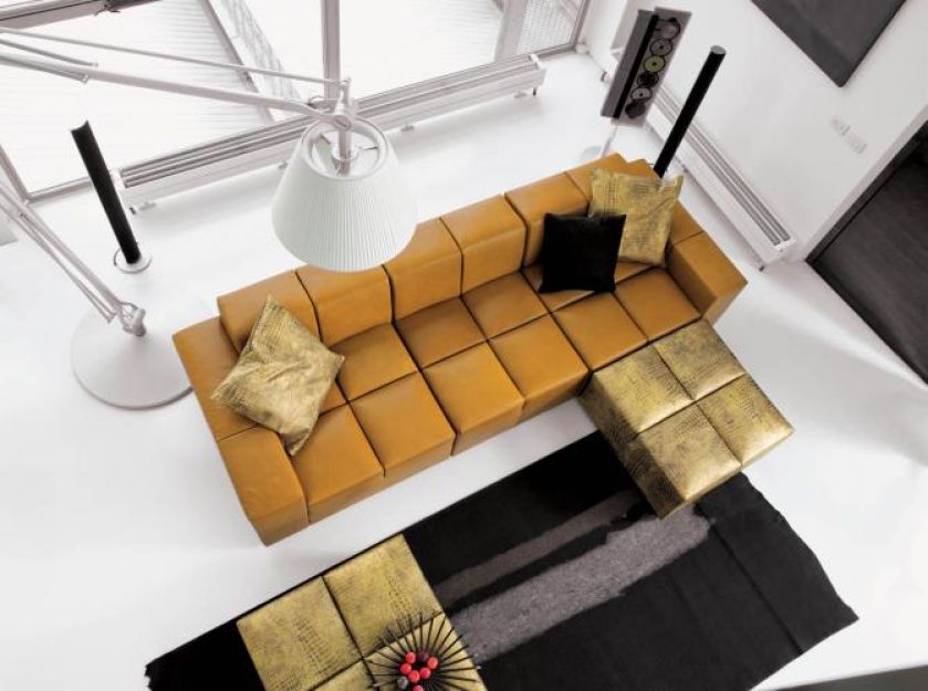 Kanapa Java firmy Doimo Sofas (od 4459 euro). W komplecie puf (od 890 euro). STUDIO ITALIA