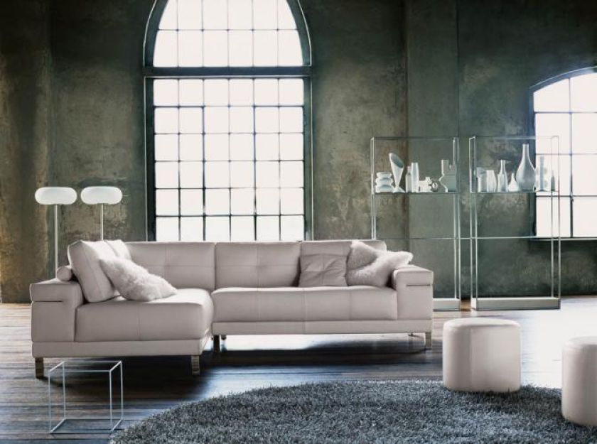 Najnowszy model kolekcji Bridge firmy Incanto. Kanapa ma chromowane nogi i obita jest grubą nielakierowaną