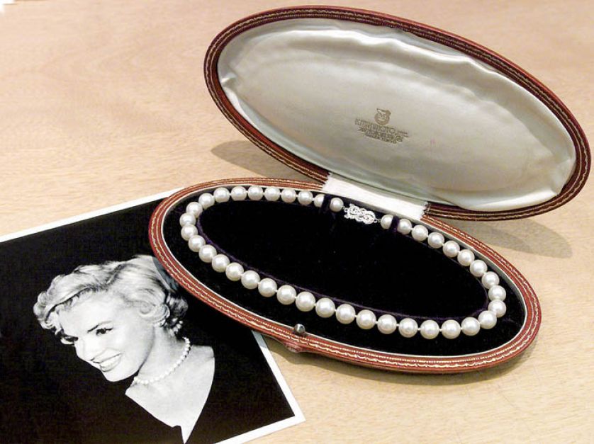Naszyjnik z pereł ofiarowany Marilyn Monroe przez Joe Dimaggio podczas ich miesiąca miodowego w Japonii w 1954 roku, kopia
