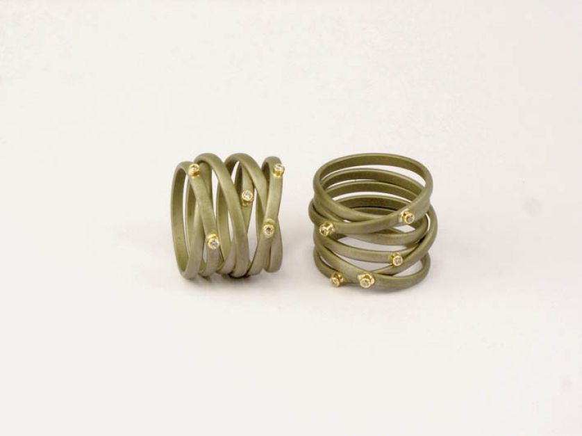 Pierścionki z brylantami. Na strychu, blisko nieba