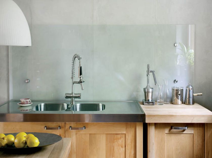 Tynki w kuchni udają beton. Dom drzewami otulony