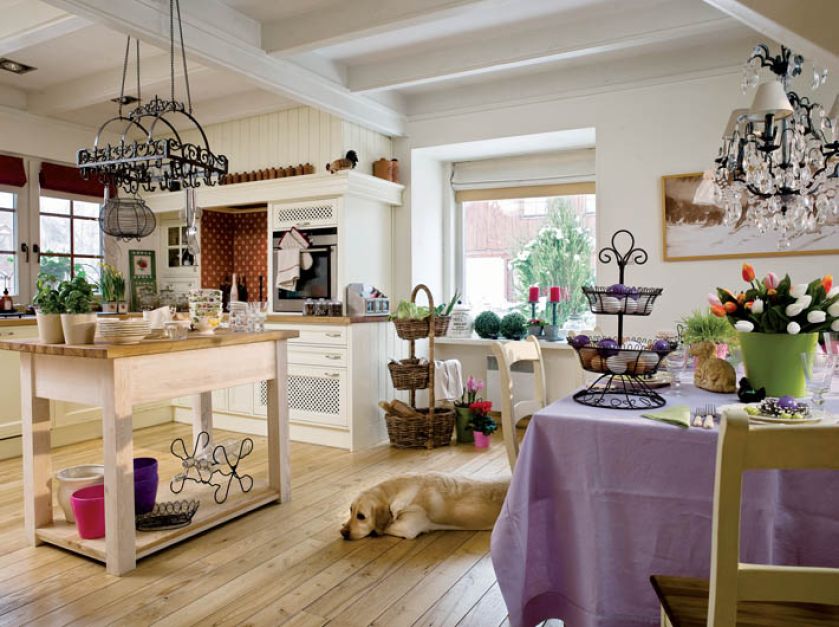 W środku dom urządzony jest po francusku.