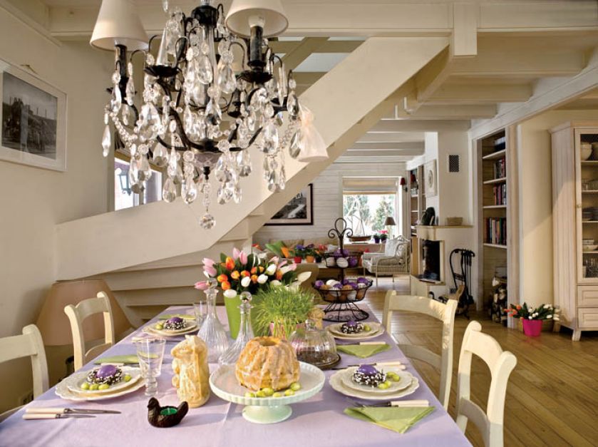 Wielkanocny stół z dekoracjami we francuskim stylu.