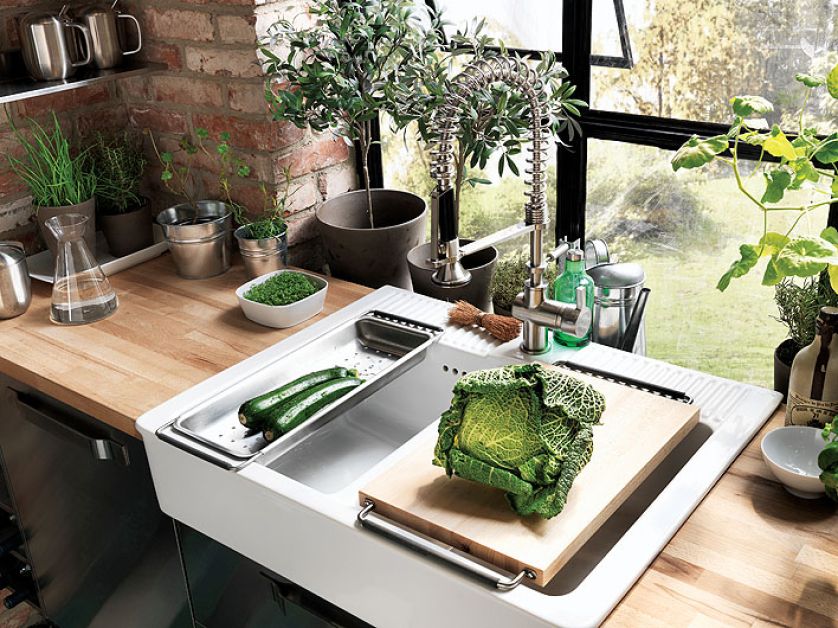 Ceramiczny zlew Domsjö za 474,99 zł z deską (49,99 zł) i durszlakiem (59,99 zł). Bateria Hjuvik, 449 zł. IKEA