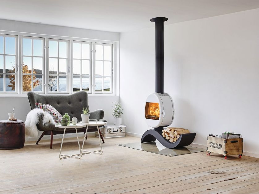 SCAN, stalowy piec z półką na drewno, może być też na prostokątnej podstawie lub wiszący na ścianie.