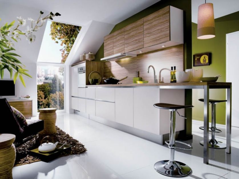 Kuchnia bezuchwytowa Kamal/Luna. Zamiast płytek - panel ścienny imitujący oliwkowe drewno. MOBALPA