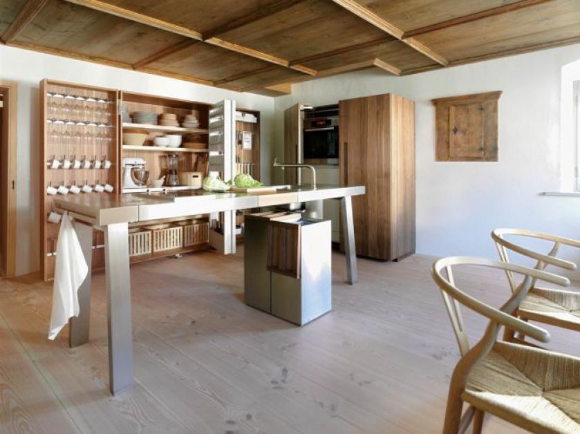 Kuchnia b2 – w przepastnej szafie ukryjemy kieliszki, misy i najpotrzebniejszy sprzęt. BULHAUP