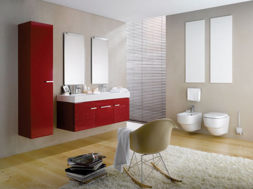 Łazienka pełna kontrastów: szafki Imagine i drewniana podłoga