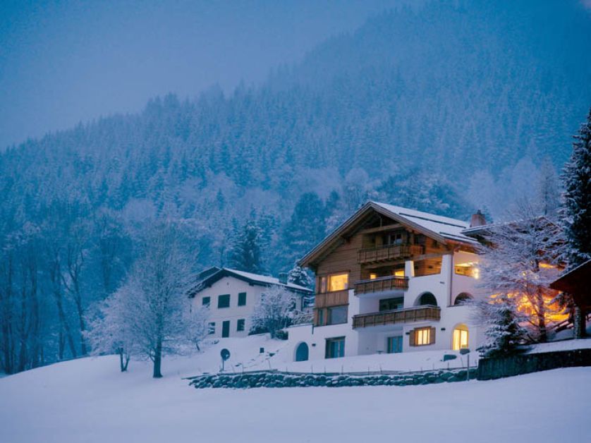 Pensjonat stoi przy szerokiej nartostradzie.