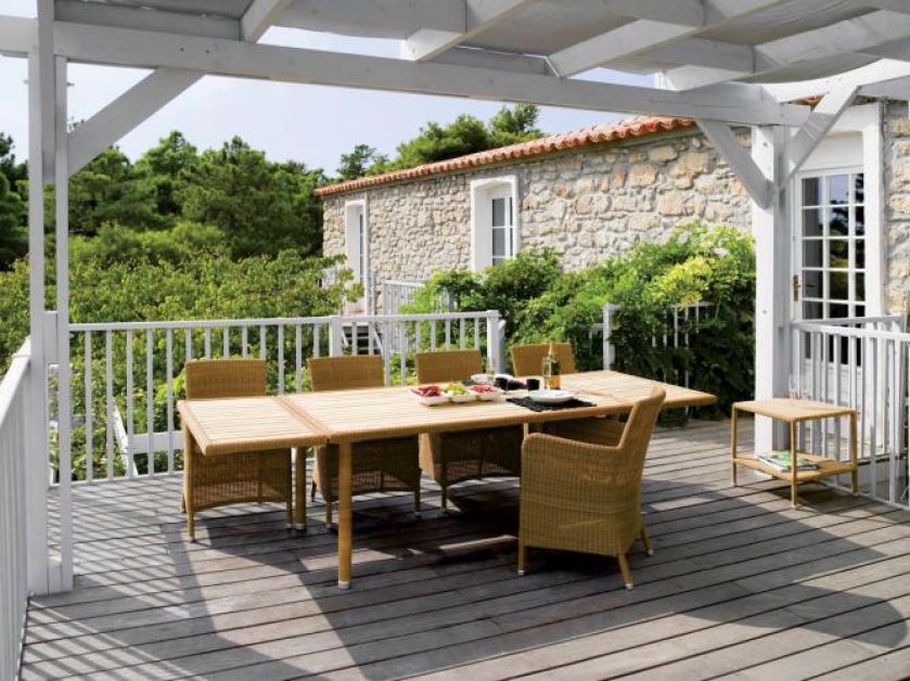 Stół Cayman duńskiej firmy Cane-line kosztuje 7168 zł. Do kompletu fotel Hampsted z włókien hularo (1772 zł) i pomocnik