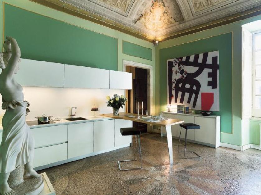 Włoska firma postawiła na to, co dziś najmodniejsze - w klasycznym pałacowym wnętrzu zaprojektowała supernowoczesną