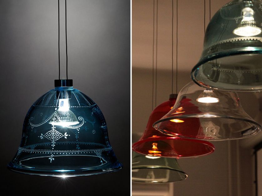 Wykonana tradycyjną metodą hutniczą - szkło ręcznie formowane, rwane, wystrzygane.