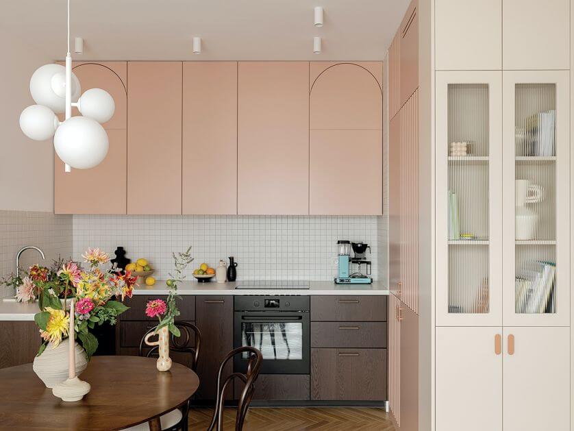 pastelowa kuchnia w mieszkaniu w bloku