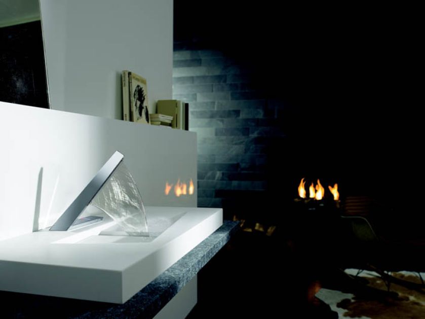 Chromowana bateria Latrava jest sterowana elektronicznie. HANSA