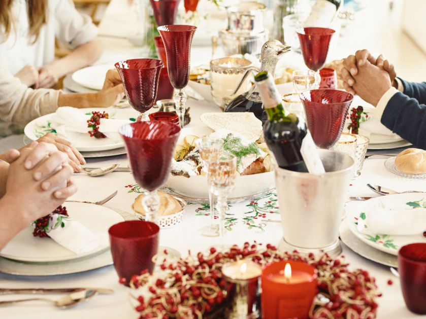 Czerwień, zieleń, biel i złoto wciąż nie wychodzą z mody. Warto pomyśleć nie tylko o elementach dekoracyjnych w tych