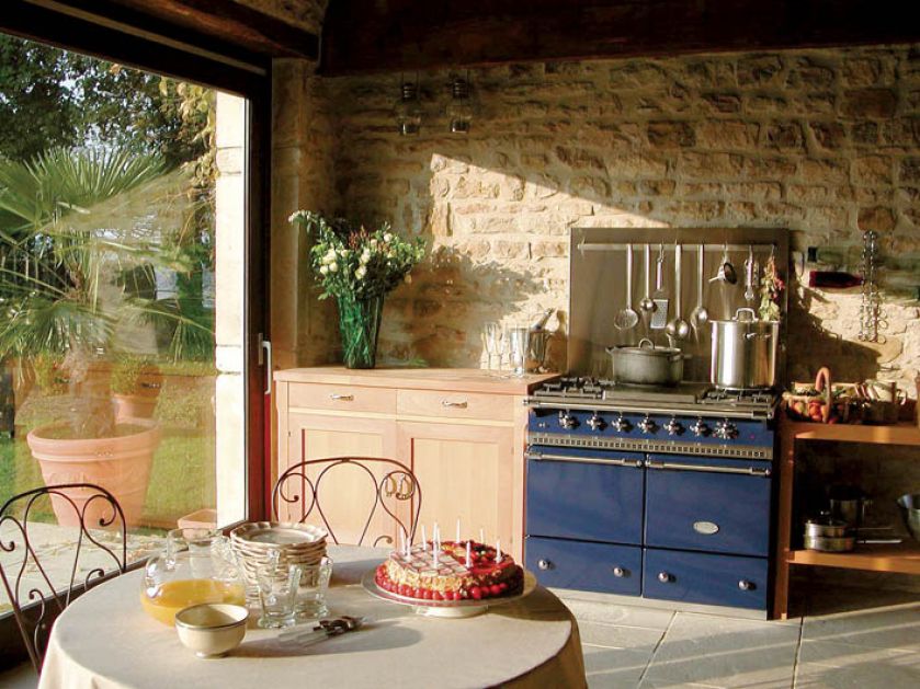 Cztery palnik gazowe, płyta żeliwna, dwa piekarniki. PACHNIDŁO WNĘTRZA